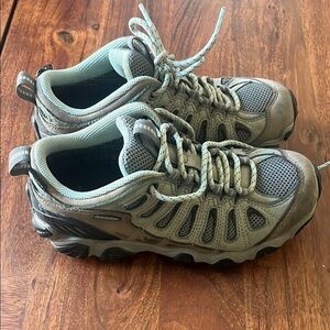 Gray and Black Athletic Trail Shoes with Rugged Design